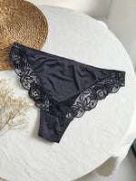 Load image into Gallery viewer, Plus Size Women's Underwear, Fashionable, Soft, Seamless, Comfortable, Sexy, Lace-Trimmed, Contrasting Color, Fine Edge, Breathable Women's Briefs
